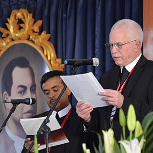 A photo of Brother Robert: Brother Robert Smith, FSC, presents the Signum Fidei Award from Saint Mary’s to the District of Central America-Panama and the Midwest District, the two districts to which Blessed James Miller, FSC, belonged. To his left is Brother Francisco Boniche, FSC, who is translating the speech from English to Spanish.